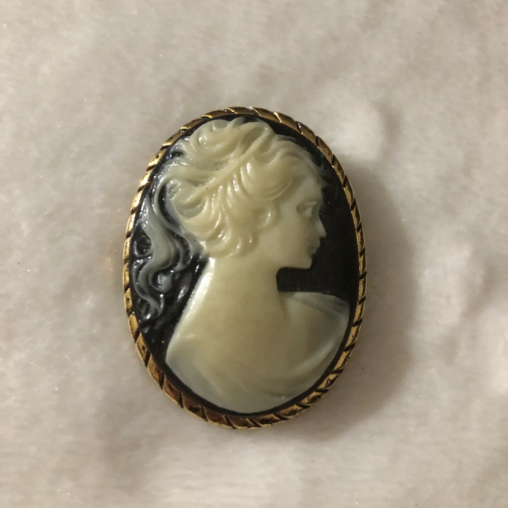 Black & White Cameo